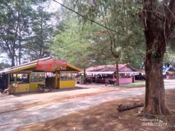 Aneka warung menjajakan aneka kuliner
