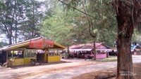 Aneka warung menjajakan aneka kuliner