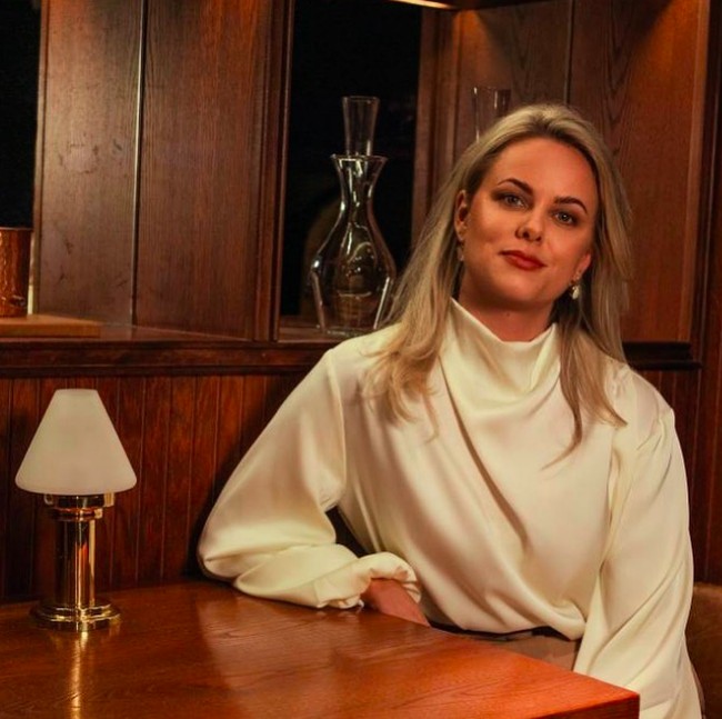 Saat kencan pertama, Simon mengajak Cecilie naik private jet ke Bulgaria untuk menemaninya meeting. “Simon punya auranya sendiri, dan sangat percaya diri. Aku tidak punya alasan untuk tidak mempercayainya,” ungkap Cecilie, seperti dikutip The Sun.Foto: dok.Instagram/@cecilie_