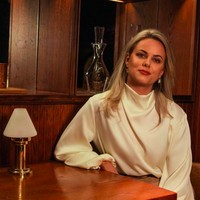 Saat kencan pertama, Simon mengajak Cecilie naik private jet ke Bulgaria untuk menemaninya meeting. “Simon punya auranya sendiri, dan sangat percaya diri. Aku tidak punya alasan untuk tidak mempercayainya,” ungkap Cecilie, seperti dikutip The Sun.Foto: dok.Instagram/@cecilie_