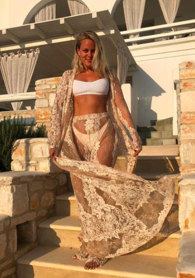 Enam minggu setelah kencan pertama mereka, Simon mengirimkan pesan suara bahwa dia terancam oleh musuhnya sehingga harus menonaktifkan kartu kreditnya agar tidak mengetahui keberadaannya. Simon meminta kartu kredit Cecilie untuk dia pakai. Simon bahkan meminta Cecilie untuk menyiapkan uang cash untuknya. Simon menjanjikan mengganti uang Cecilie, namun dia memberikan cek palsu. Cecilie pun terlilit utang mencapai US$ 352, 211 atau sekitar Rp 5 miliar. Foto: dok.Instagram/@cecilie_