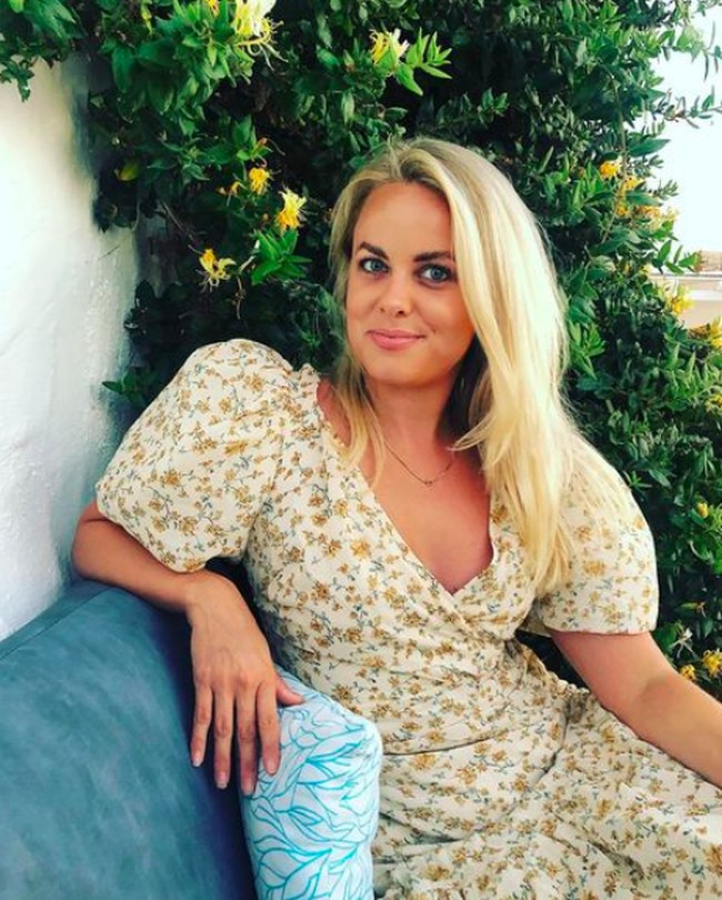 Kisahnya viral setelah mengungkapkannya di dokumenter di Netflix berjudul The Tinder Swindler. Dalam dokumenter tersebut mengungkap skema penipuan pria bernama Simon Leviev atau yang memiliki nama asli Simon Hayut. Cecilie menjadi korban penipuan sang Crazy Rich palsu itu dengan utang mencapai Rp 5 miliar untuk membiayai kehidupan hedon Simon. Foto: dok.Instagram/@cecilie_