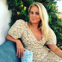 Kisahnya viral setelah mengungkapkannya di dokumenter di Netflix berjudul The Tinder Swindler. Dalam dokumenter tersebut mengungkap skema penipuan pria bernama Simon Leviev atau yang memiliki nama asli Simon Hayut. Cecilie menjadi korban penipuan sang Crazy Rich palsu itu dengan utang mencapai Rp 5 miliar untuk membiayai kehidupan hedon Simon. Foto: dok.Instagram/@cecilie_