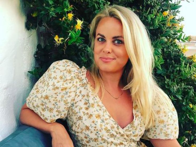 8 Foto Wanita yang Ditipu Rp 5 Miliar oleh Pria di Tinder, Kisahnya Viral