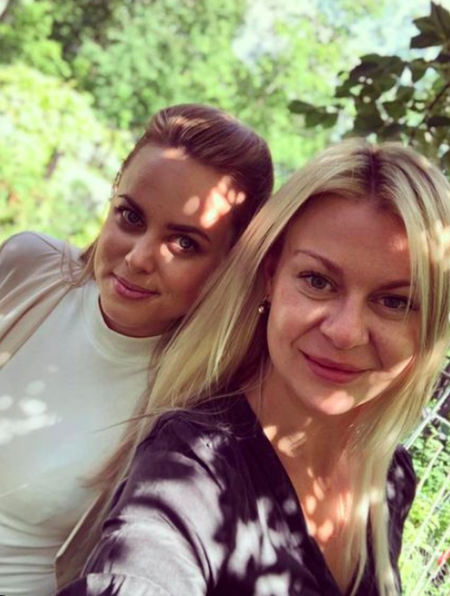 Dia pun kini bersahabat dengan Pernilla Sjoholm, korban Simon lainnya. Keduanya menjadi sahabat setelah dipertemukan oleh tim dokumentasi The Tinder Swindler. Foto: dok.Instagram/@cecilie_