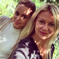 Dia pun kini bersahabat dengan Pernilla Sjoholm, korban Simon lainnya. Keduanya menjadi sahabat setelah dipertemukan oleh tim dokumentasi The Tinder Swindler. Foto: dok.Instagram/@cecilie_