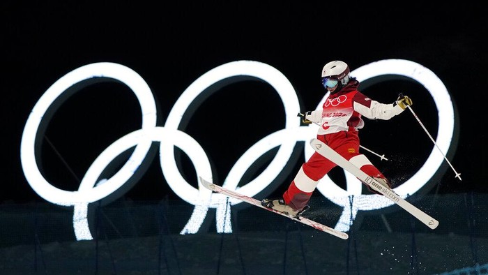 Cincin Olimpiade: Simbol Sederhana Bermakna Luar Biasa Japan's Kisara Sumiyoshi trains for the women's freestyle moguls skiing competition ahead of the 2022 Winter Olympics, Tuesday, Feb. 1, 2022, in Zhangjiakou, China. (AP Photo/Gregory Bull)