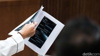 Dalam persidangan, dr Tirta membacakan chat dirinya dengan Adam Deni terkait makian Jerinx kepada Adam Deni.