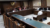 Salah satu alasan dr Tirta menerima permintaan menjadi saksi meringankan untuk Jerinx adalah dia kecewa dengan sikap Adam Deni. Adam Deni adalah pelapor Jerinx yang mengakibatkan Jerinx diadili saat ini dengan kasus pengancaman.