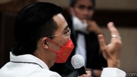 dr Tirta mengaku hanya tahu Adam Deni sebagai orang baik yang membantunya melawan hoax COVID-19 dan edukasi UMKM. Namun ternyata ada sikap Adam Deni yang mengecewakan dr Tirta sehingga sikap itulah yang diungkap Tirta di sidang.