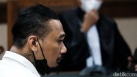 Dalam sidang ini, Jerinx didakwa melakukan pengancaman berisi kekerasan terhadap Adam Deni.