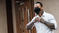 Jerinx melakukan itu menggunakan ponsel milik istrinya atas nama Nora Candra Dewi alias Nora Alexandra.