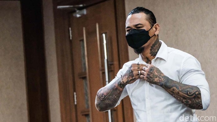 dr Tirta Mandira Hudhi dihadirkan dalam sidang lanjutan I Gede Aryastina alias Jerinx SID. dr Tirta menjadi saksi meringankan untuk Jerinx.