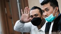 Jerinx didakwa melanggar Pasal 29 juncto Pasal 45 B Undang-Undang Nomor 19 Tahun 2016 tentang Perubahan atas Undang-Undang Nomor 11 Tahun 2008 tentang Informasi dan Transaksi Elektronik (selanjutnya disebut UU ITE) serta Pasal 27 ayat (4) juncto Pasal 45 ayat (4) UU ITE.
