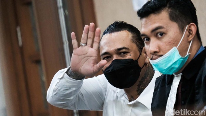 dr Tirta Jadi Saksi Meringankan Jerinx, Pamer Chat Adam Deni dr Tirta Mandira Hudhi dihadirkan dalam sidang lanjutan I Gede Aryastina alias Jerinx SID. dr Tirta menjadi saksi meringankan untuk Jerinx.
