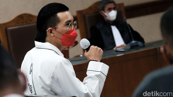 dr Tirta Mandira Hudhi dihadirkan dalam sidang lanjutan I Gede Aryastina alias Jerinx SID. dr Tirta menjadi saksi meringankan untuk Jerinx.