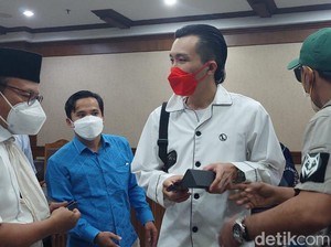 Bermasker Merah, dr Tirta Siap Jadi Saksi Meringankan Jerinx