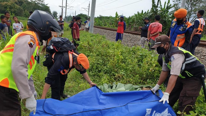Evakuasi mayat pria tua tersambar kereta di Klaten, Rabu (9/2/2022)