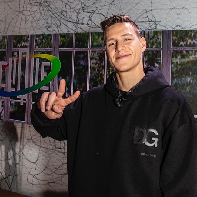 Sebelumnya Fabio Quartararo sempat mengunggah momen menikmati sarapan di pinggir kolam renang. Dia menyantap muelsi dengan yoghurt dan menuliskan Selamat pagi di postingannya.Foto: Instagram @fabioquartararo20