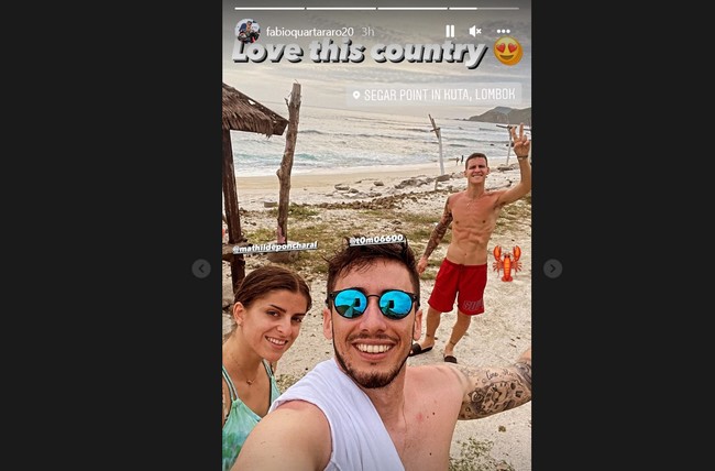 Sedangkan dalam story lainnya, juara MotoGP tersebut berselfie di area pantai dan menyebutkan Love this country.Foto: (Instagram)