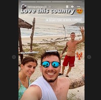 Sedangkan dalam story lainnya, juara MotoGP tersebut berselfie di area pantai dan menyebutkan Love this country.Foto: (Instagram)