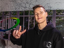 Potret Juara MotoGP di Lombok, Main di Pantai Hingga Mampir ke Konter Pulsa