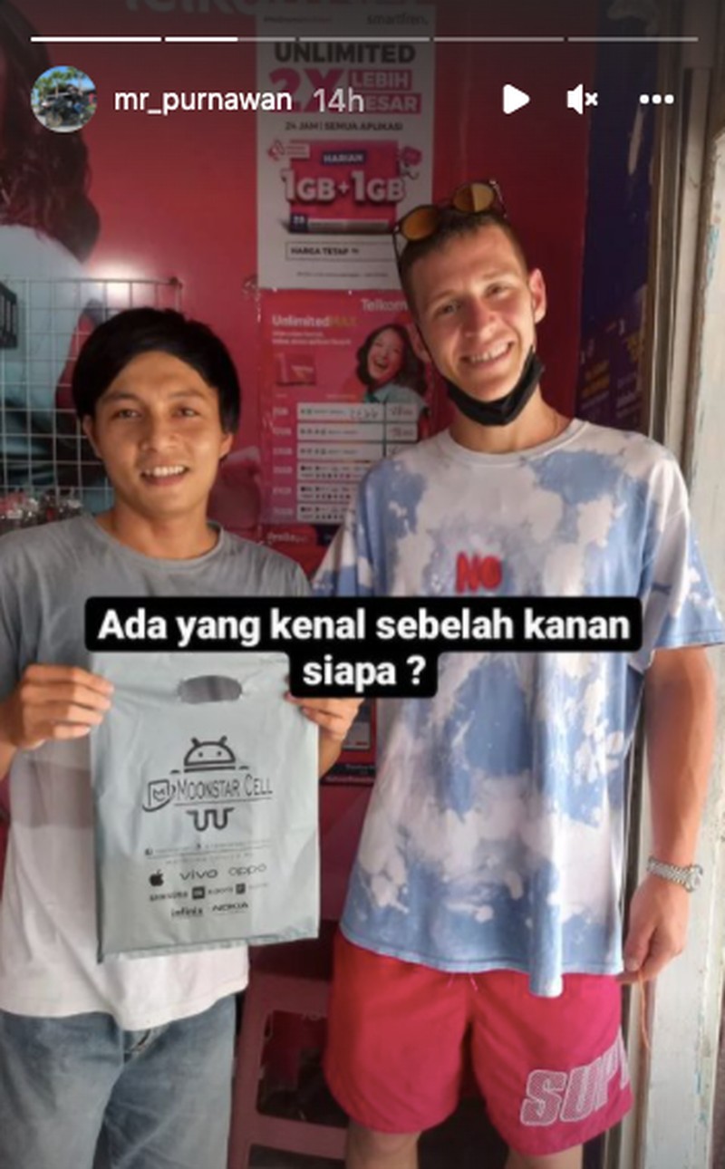 Fabio Quartararo berfoto dengan penjual pulsa di Lombok.