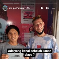 Tak hanya itu, momen Fabio melokal lain yang jadi perbincangan adalah ketika ia membeli perlengkapan handphone. Seorang pria bernama Purnawan mengunggah foto bersama Fabio yang mampir ke konternya. Ada yang kenal di sebelah kanan siapa? tulisnya.Foto: dok.Instagram
