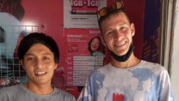 Fabio Quartararo berfoto dengan penjual pulsa di Lombok.