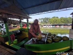 Jajan Kuliner Tradisional Sunda dari Atas Perahu di Floating Market Lembang