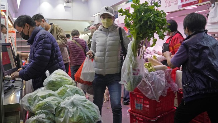 Lonjakan kasus imbas merebaknya varian Omicron membuat Hong Kong perketat aturan COVID-19. Kondisi itu sebabkan warga serbu supermarket untuk memborong makanan.