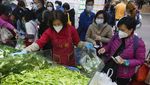 Gegara Ini Warga Hong Kong Panic Buying-Borong Makanan