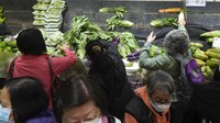 Gangguan transportasi itu pun memberi dampak besar bagi Hong Kong. Pasalnya wilayah itu diketahui mengimpor 90% pasokan makanan, terutaman bahan-bahan pangan segar dari China. AP Photo/Vincent Yu.