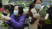 Seperti diketahui, lonjakan kasus COVID-19 di Hong Kong membuat wilayah itu kembali memperketat pembatasan aktivitas warganya mulai Selasa(8/2/2022) waktu setempat. Mulai Kamis (10/2) mendatang Hong Kong dilaporkan akan menutup sementara salon dan tempat penataan rambut serta tempat ibadah sebagai upaya menekan laju kasus COVID-19 imbas merebaknya varian Omicron di wilayah tersebut. AP Photo/Vincent Yu.