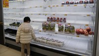 Selain itu, Hong Kong diketahui akan memberlakukan izin vaksin pada 24 Februari mendatang. Penerapan izin vaksin itu akan membuat warga yang belum divaksin tak diizinkan untuk pergi ke pusat perbelanjaan, supermarket maupun pasar. AP Photo/Kin Cheung.