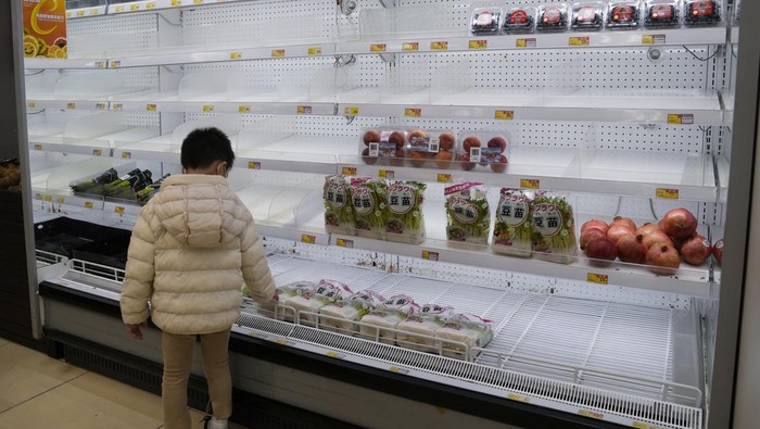 Gegara Ini Warga Hong Kong Panic Buying-Borong Makanan Lonjakan kasus imbas merebaknya varian Omicron membuat Hong Kong perketat aturan COVID-19. Kondisi itu sebabkan warga serbu supermarket untuk memborong makanan.