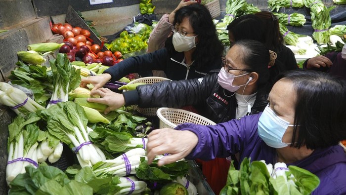 Gegara Ini Warga Hong Kong Panic Buying-Borong Makanan Lonjakan kasus imbas merebaknya varian Omicron membuat Hong Kong perketat aturan COVID-19. Kondisi itu sebabkan warga serbu supermarket untuk memborong makanan.