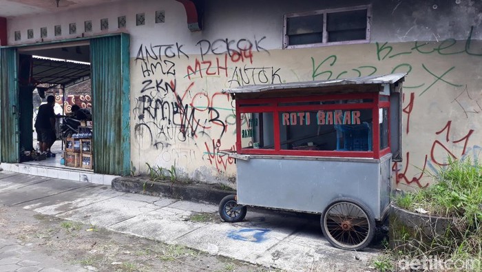 Penjual roti bakar yang tinggal di Soragan, Bantul, F ditangkap Densus 88 Antiteror. F ditangkap terkait kasus terorisme.