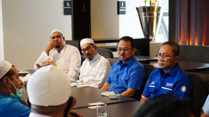 Sejumlah Habaib muda Pekalongan menemui Ketua Umum PAN Zulkifli Hasan. Mereka meminta PAN mengusung tokoh Islam jadi Capres 2024.