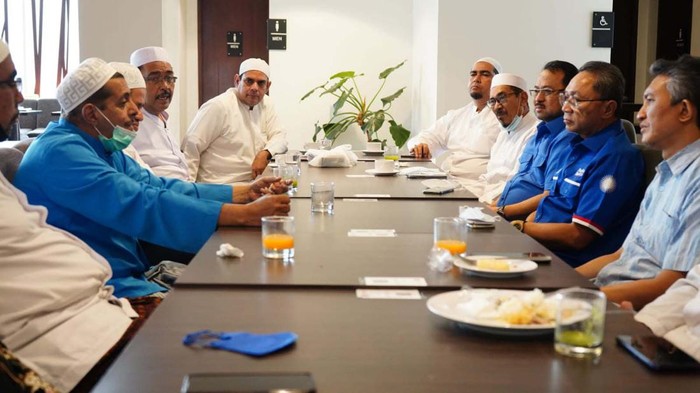 Sejumlah Habaib muda Pekalongan menemui Ketua Umum PAN Zulkifli Hasan. Mereka meminta PAN mengusung tokoh Islam jadi Capres 2024.