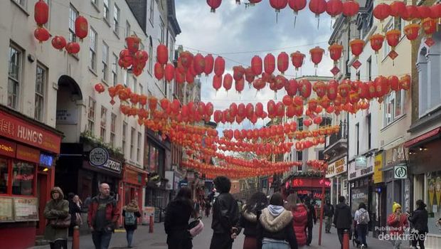 Lampion merah menjadi dekorasi yang meriah di Chinatown