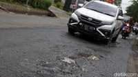 Diketahui, jalan yang rusak sejak akhir tahun 2021 ini tak kunjung diperbaiki.