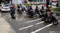 Jalan yang berada dekat dengan kantor Kecamatan Bekasi Barat itu dilaporkan rusak karena terdampak drainase yang buruk.