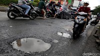 Jalan berlubang yang tak kunjung diperbaiki itu pun dikeluhkan warga sekitar.