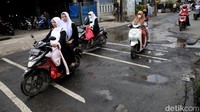 Mereka berharap jalan ini dapat segera diperbaiki agar tak membahayakan bagi para pengguna jalan yang melintas.