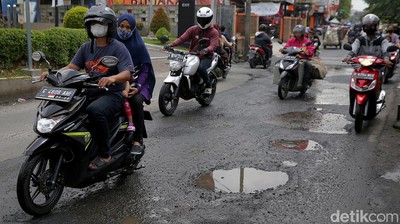 Hati-hati! Jalan Bintara Jaya Raya di Bekasi Berlubang