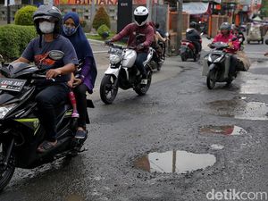 Hati-hati! Jalan Bintara Jaya Raya di Bekasi Berlubang