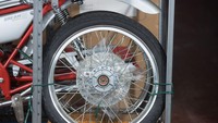 Tenaga dikirim ke roda belakang melalui girboks 5 percepatan dan penggerak akhir rantai, dan motor ini juga ringan dengan hanya memiliki bobot kering 81 kilogram. Kerennya motor ini sudah menggunakan pengereman dua cakram pada area depan dan belakang. (Artcurial)