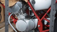 Tapi untuk versi produksi massal ini, Honda Dream 50 memiliki Dengan mesin silinder tunggal 50 cc berpendingin udara yang dilengkapi dengan cam overhead ganda, kepala empat katup. Dream 50 menghasilkan 5,6 bhp pada 10.500 rpm dengan torsi 3 ft lbs (4 Nm) pada 8.500 rpm. (Artcurial)