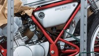 Bisa dilihat, kondisi fisiknya masih mulus dan rapih. Honda Dream 50 merupakan model khusus Jepang yang dikembangkan sebagai versi jalan raya modern dari sepeda motor balap Honda di era awal 1960-an, yakni Honda CR110. Sebuah motor berkapasitas 50 cc yang ditenagai oleh satu silinder dengan head cylinder camshaft overhead ganda, empat katup, dengan gearbox 8-percepatan. (Artcurial)